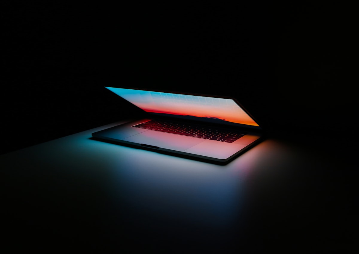 Generator konten AI di laptop gelap